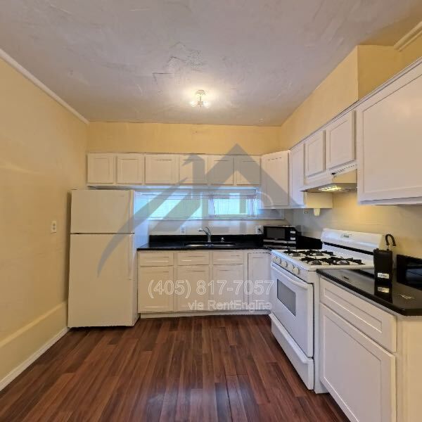 Charming 1 Bed / 1 Bath Garage Conversion  | Private Yard & Utilities Included in The Village! property image