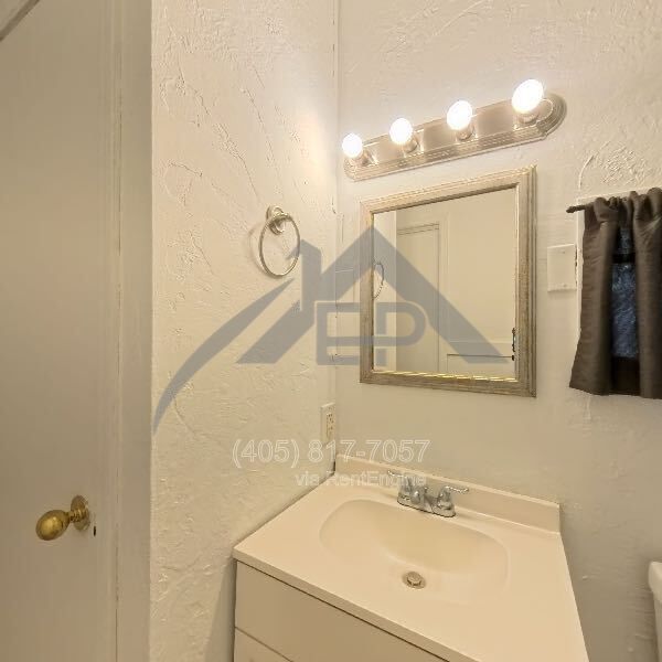 Charming 1 Bed / 1 Bath Garage Conversion  | Private Yard & Utilities Included in The Village! property image